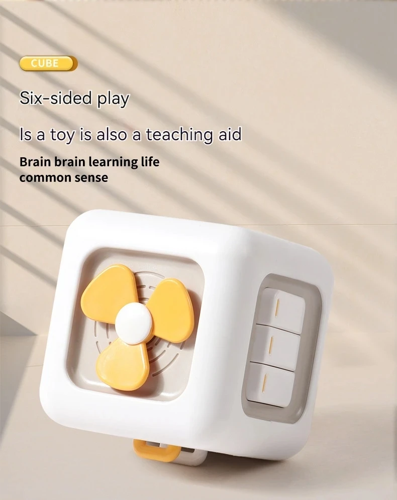 Bábätko si hrá s aktivitami Montessori kocky