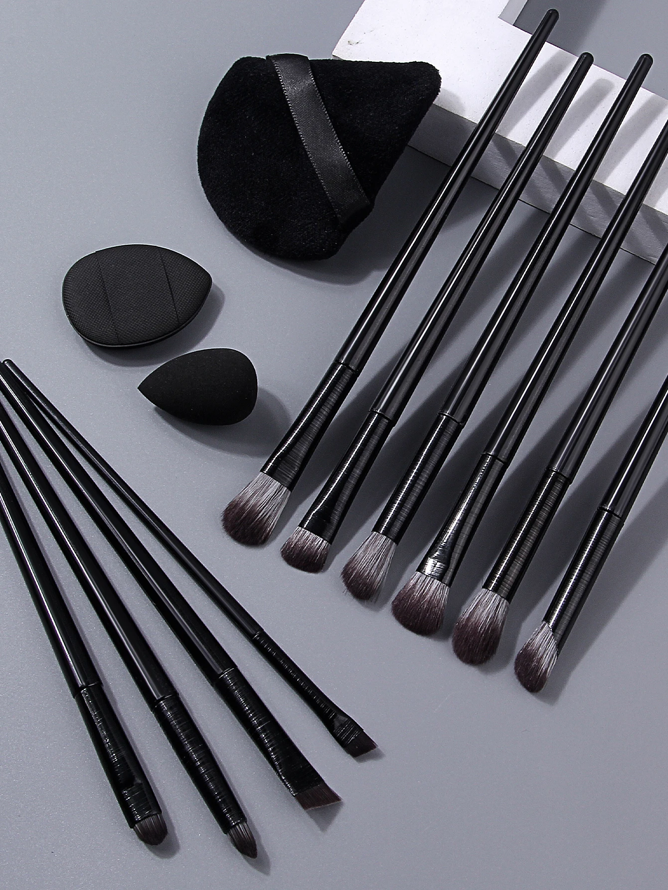 Set di Pennelli Professionali per il Trucco - Pennelli Cosmetici Morbidi e Soffici per Fondotinta, Cipria, Ombretto e Sfumatura, Strumenti di Bellezza - immagine 4