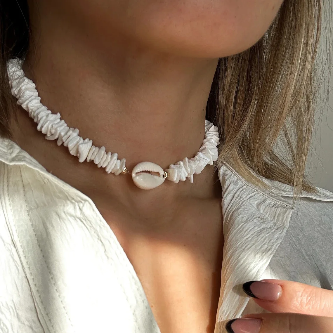 ネックレス・チョーカー Shell Necklace (White) Puka Seashell Necklace or Choker White Square Cut Chip