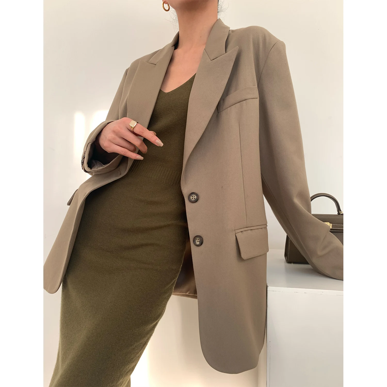 

Design Sense Silhouette Suit Coat Women's Korean Version Shows Thin Temperament Khaki Green Skew Button Gun Lapel Collar Suit