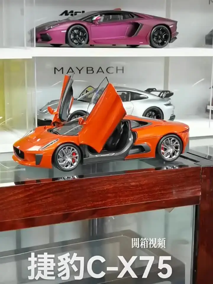 Модель автомобиля Jaguar C-X75 2015 года черного цвета