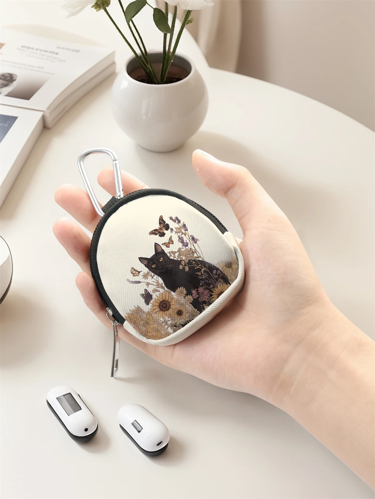 Black cat pattern printed mini wallet, zipper change bag with hook clip, headphone key bag, suitable for men and women