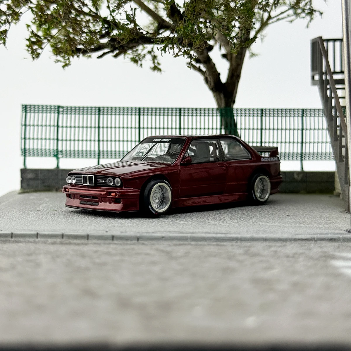 Mini GT KHMG154 1 / 64 BMW M3 E30 Kaido Works V1 Diecast Quy Mô Xe Ô Tô