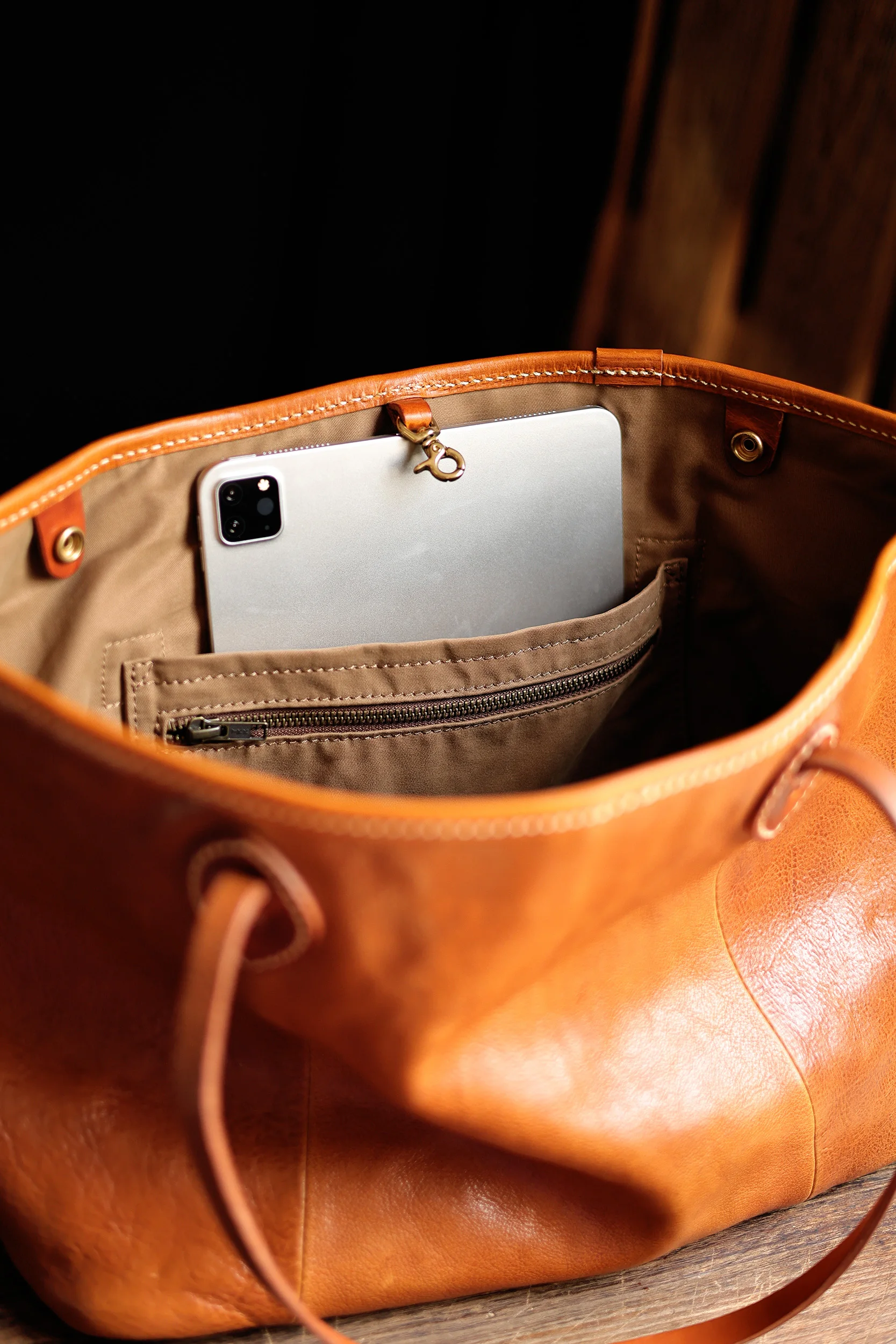 Hochwertige, pflanzlich gegerbte Rindsleder-Damentasche, große Einkaufstasche, Wochenendtasche, Schultertasche, Vintage-Echtleder-Handtasche – Detail 9