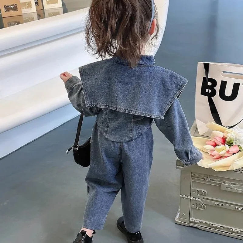 Рисунок 3 - Модный джинсовый костюм с лацканами для девочек