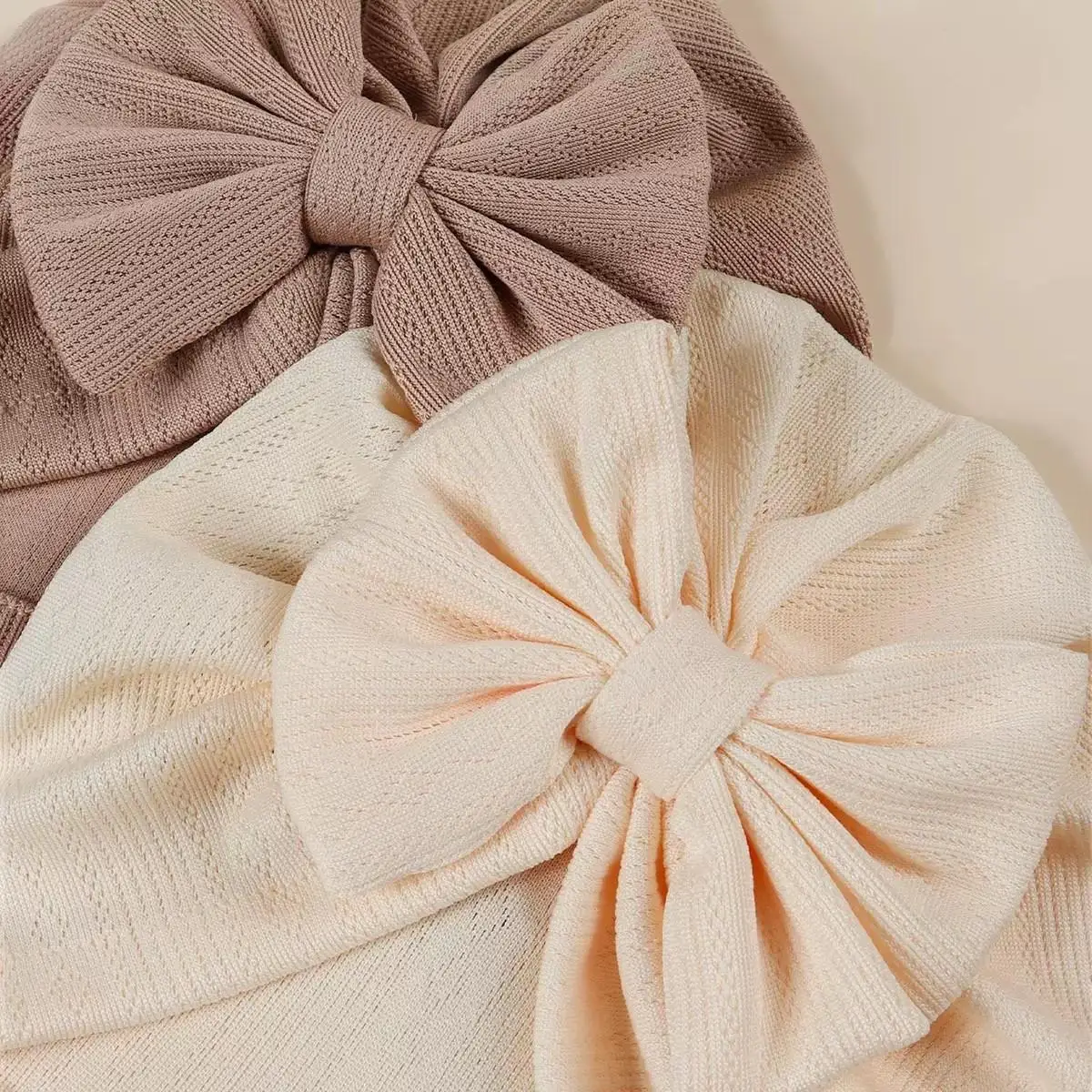 봄, 가을 스타일의 헤어밴드 모자, 1-12개월 에게 적합하며, 신축성 있는 원단으로 손뜨개질과 손바느질로 제작되었습니다.