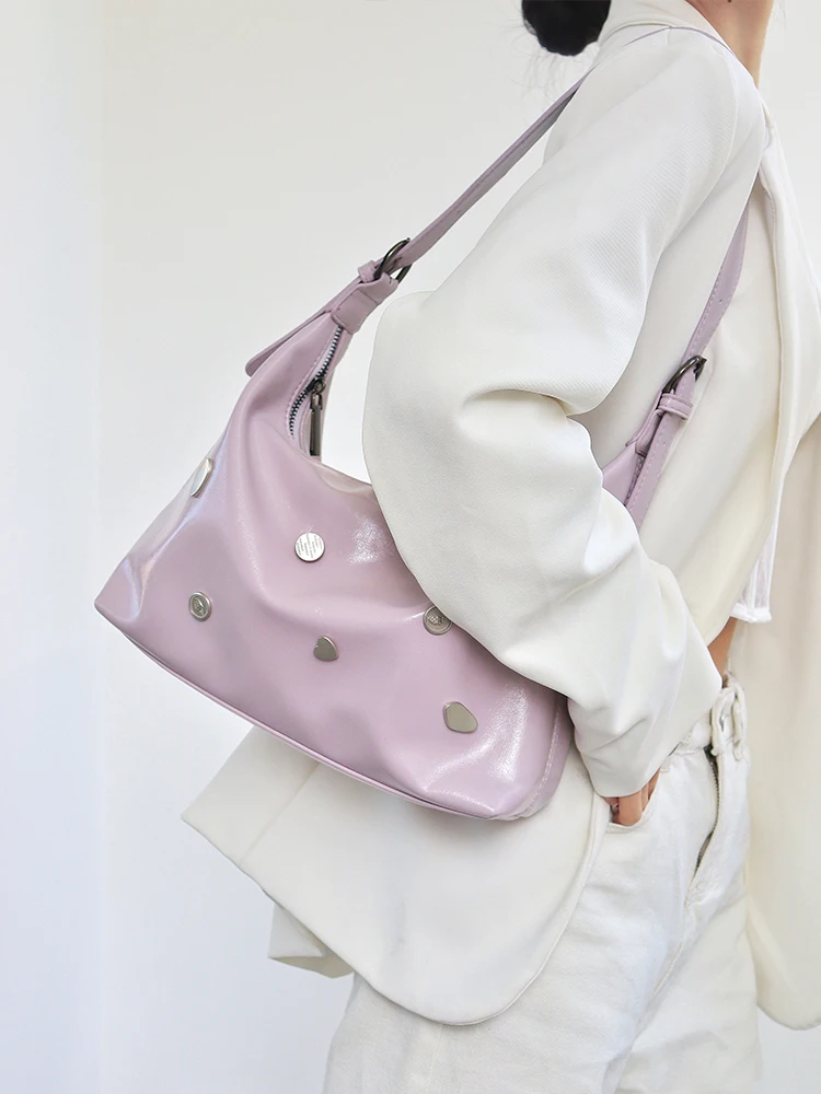 Light Luxury High Quality Pu Soft Leather Metal Emblem Decorative Pillow Bag New Fashion Simple Casual Shoulder Bag For Women