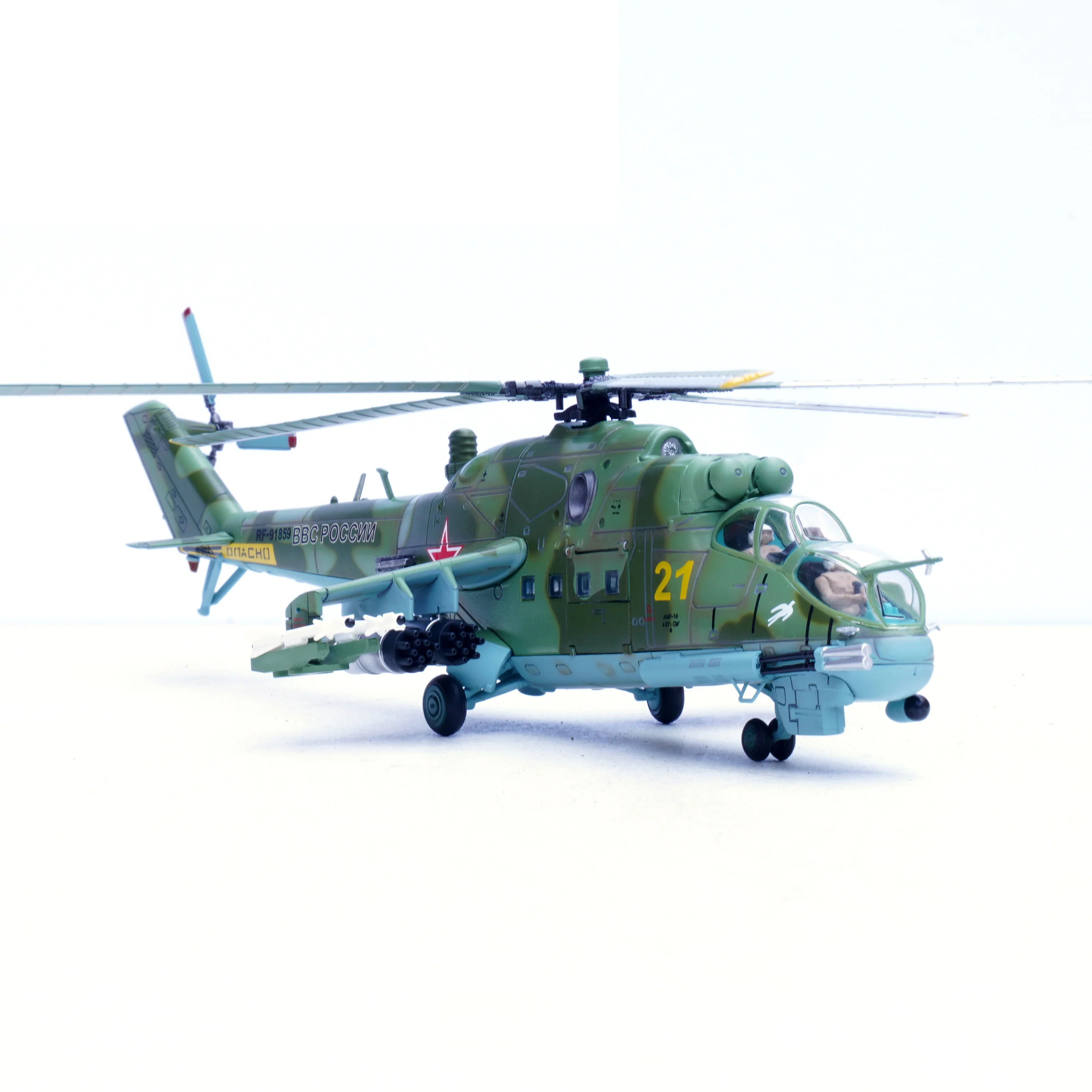 Détail du cockpit de la maquette hélicoptère militaire Mi-24 échelle 1/72, modèle russe Syrie 2017.