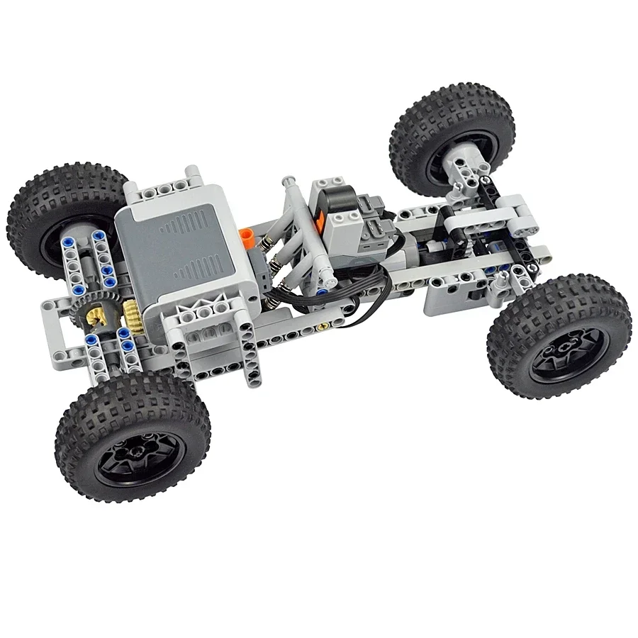Voiture télécommandée MOC RC à construire en action, roulant sur une surface plane.