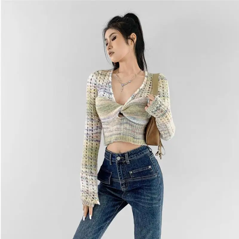 

Женский трикотажный топ с вырезами и V-образным вырезом