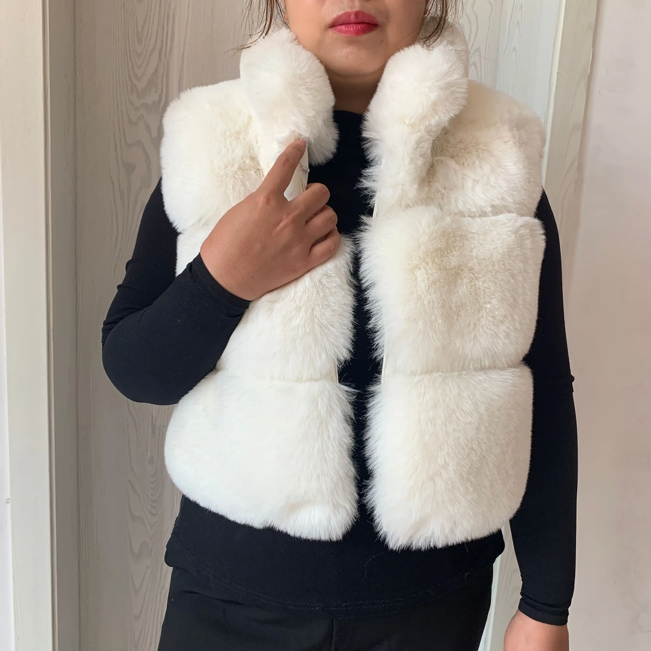 thumbnail image 4 of Chaleco corto de piel sintética para mujer, chaqueta mullida con cuello levantado, moda de otoño e invierno, novedad de 2023, 4 of 5