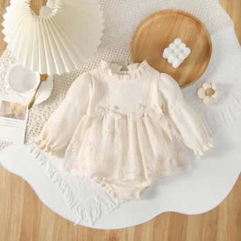 Robe barboteuse en dentelle et gaze pour bébé fille