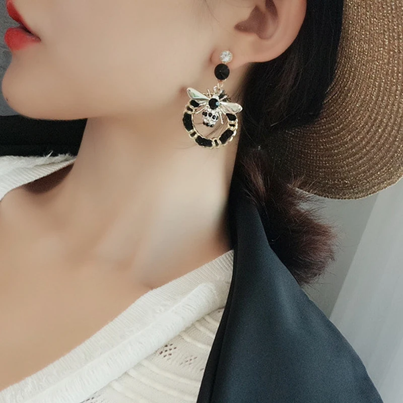New Korean brand designer luxury jewelry flash earrings geometric woven bee pearl long earrings ladies dangle earrings pearl earrings crystal earrings long earrings