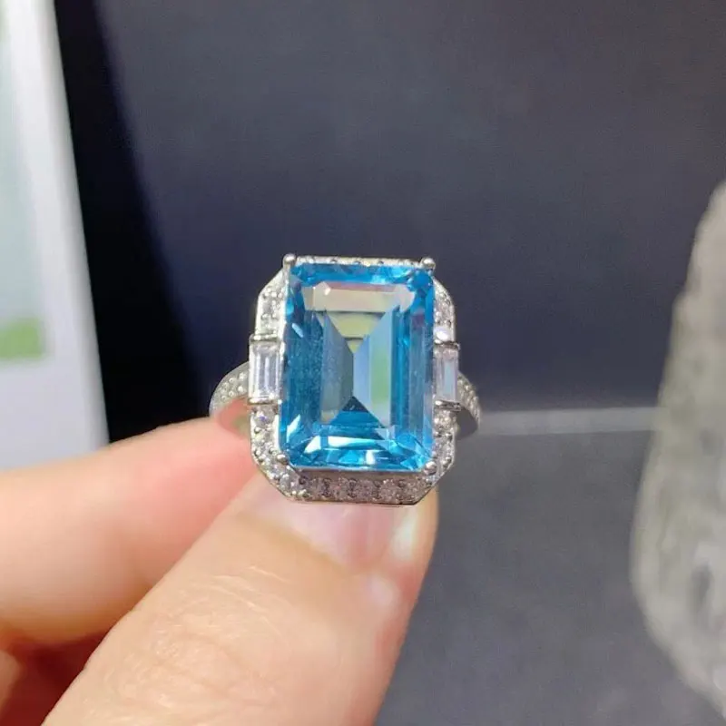 

Женское кольцо из серебра 925 пробы с натуральным топазом 6 карат