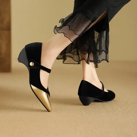 Pointed Retro Mary Jane Shoes Women's Single Shoes Wedge French Retro Shallow Mouth Buckle with Small Leather Shoes High Heels.