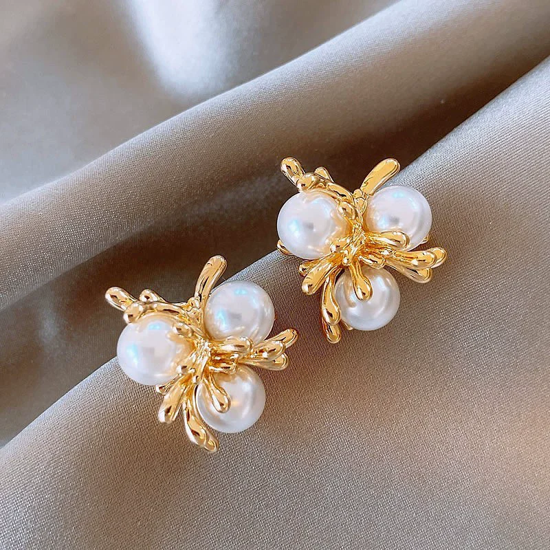 Personality Golden Twist Metal Stud Earrings for Women Fashion Elegant Imitation Pearl Earrings Party Vintage Dandelion Jewelry