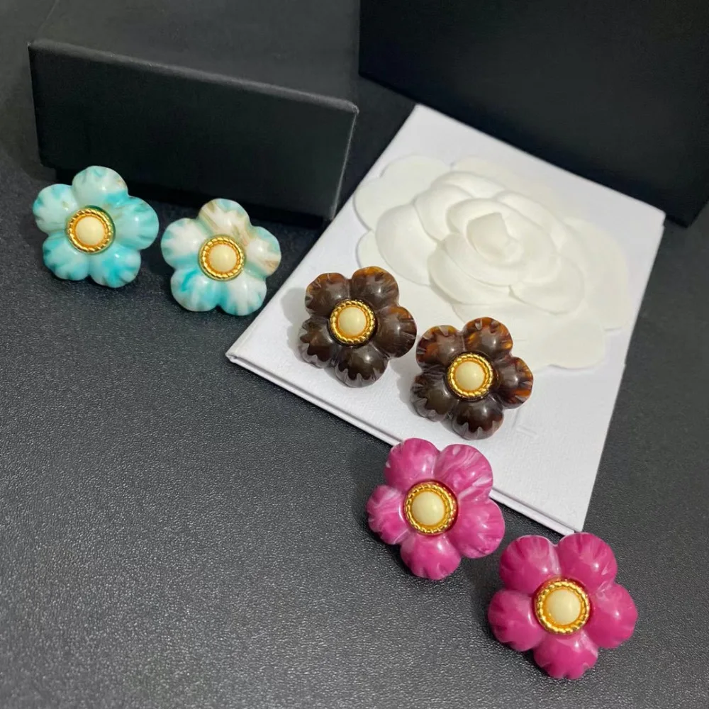 

New luxury earrings. Pink petal design classic retro jewelry, fashionable and cute pink and tender jewelry, high-quality earring