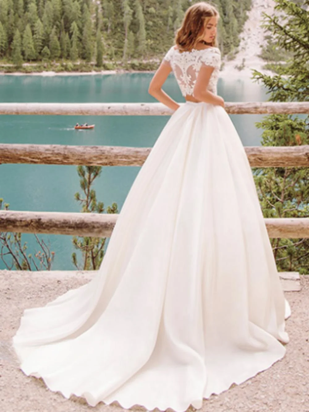 Рисунок 3 - Простое платье невесты с круглым