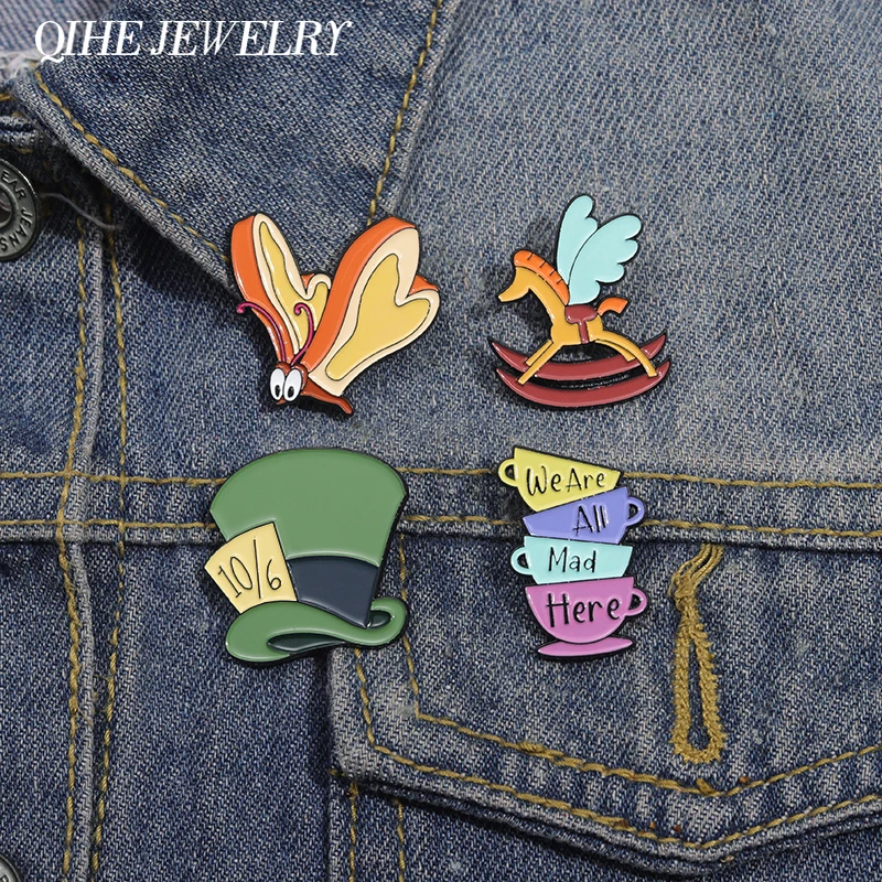 Cartoon Animation Film Emaille Pins Benutzerdefinierte Wir Sind Alle Verrückt Hier Tasse Schmetterling Brosche Kleidung Revers Abzeichen Schmuck Geschenk für Freunde