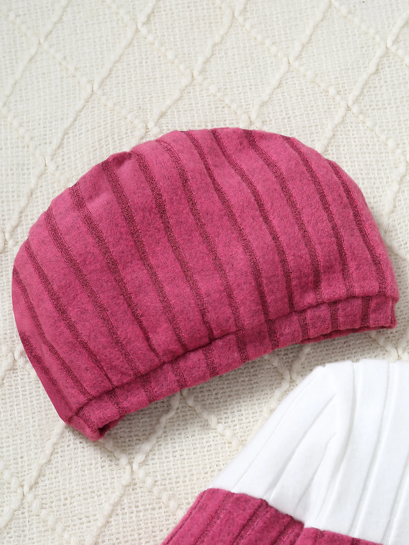 فستان محبوك محبوك للخريف والشتاء للفتيات، تنورة متوسطة الطول بقصة ضيقة مع قبعة متضمنة