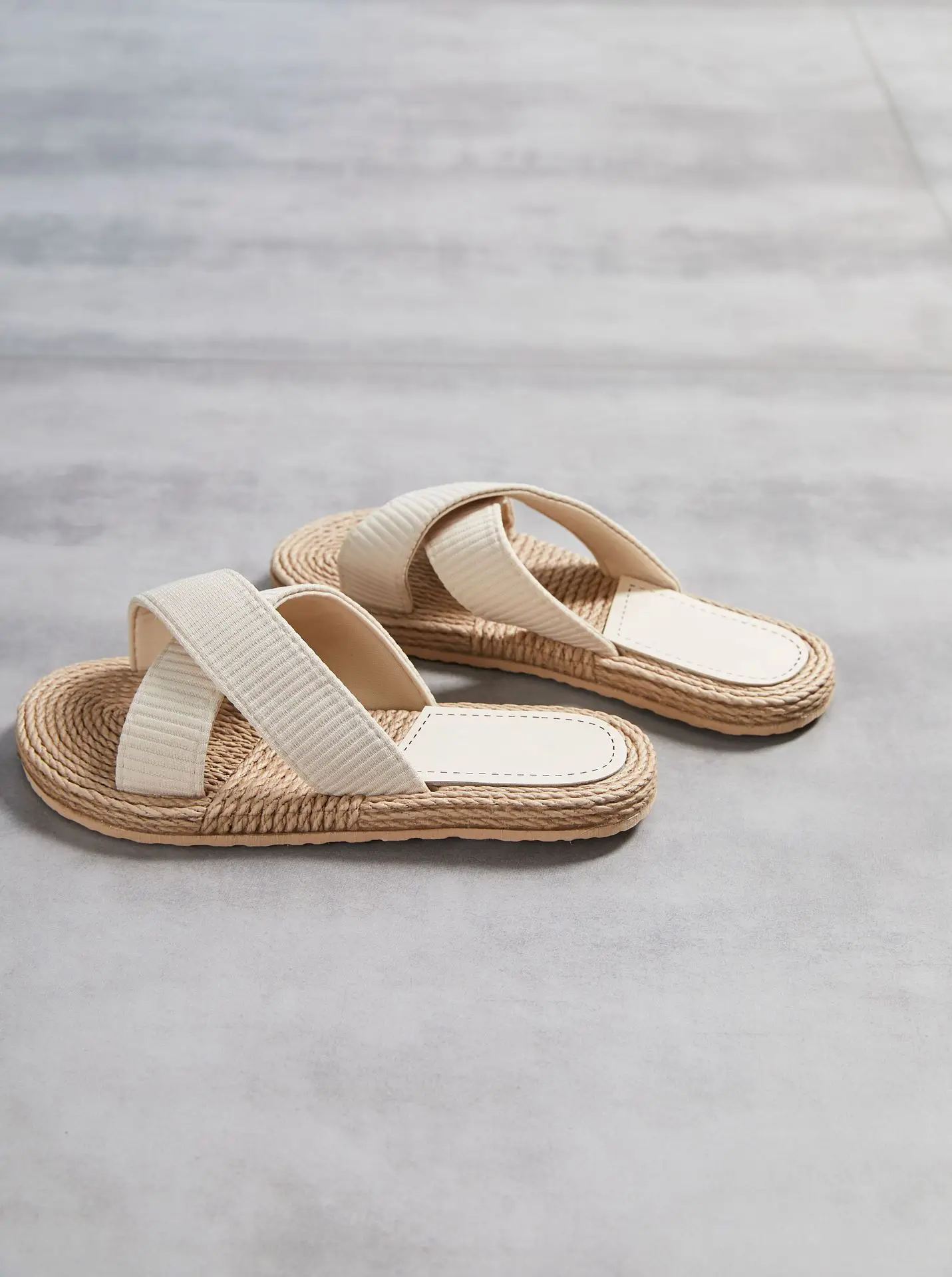 Handmade Ladies Home Slipper Hemp Straw Women Sandals Casual Outdoor Cross Slipper Female Summer Beach Wear Flat Heel Shoes