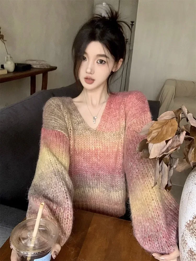 

Женские пуловеры на осень, новинка 2023, корейский свитер с градиентом и V-образным вырезом и длинным рукавом, свободный крой, дизайнерский Вязаный топ свободного кроя D5182