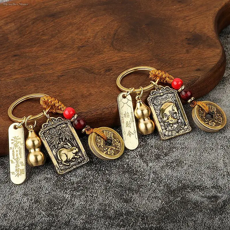 LivelyBuy Portachiavi a forma di gatto della fortuna, chiamato Maneki Neko, in legno, portafortuna a forma di animale con incisioni
