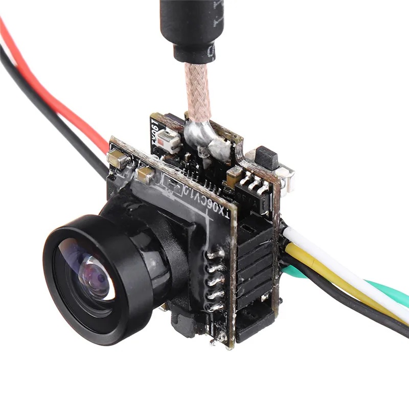 Caméra FPV Eachine TX06 700TVL posée sur une surface, montrant son boîtier compact et sa lentille.