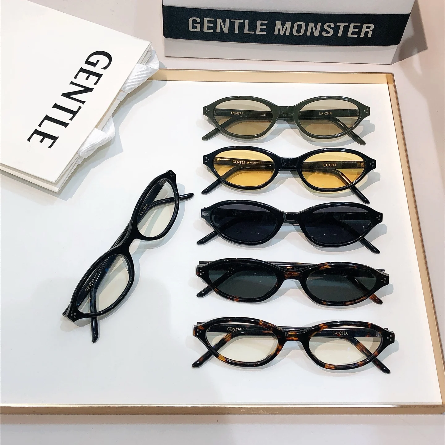 GENTLE MONSTER LA CHA Lunettes de soleil tendance pour hommes avec monture en acétate, marque de créateur haut de gamme, protection UV400, lunettes classiques pour femmes avec étui 1 GENTLE MONSTER LA CHA Lunettes de soleil tendance pour hommes avec monture en acétate, marque de créateur haut de gamme, protection UV400, lunettes classiques pour femmes avec étui 1