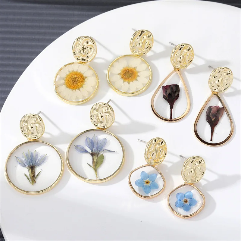 

Renya Trendy Natural Dried Flower Round Earring Cute Dasiy Drop Earring New Design for Women Girls Sweet Transparent Resin Ear