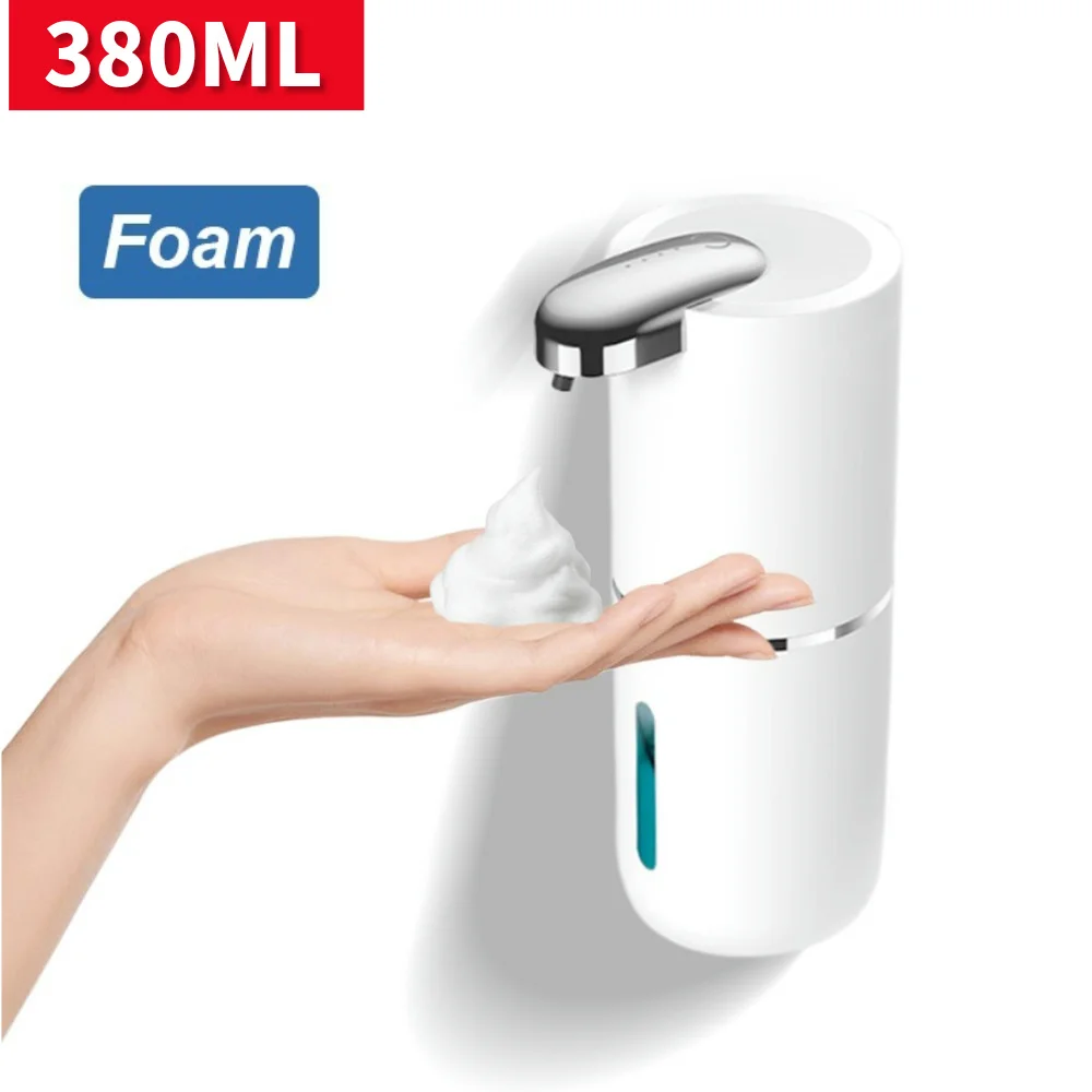 Distributeur gel hydroalcoolique installé dans un hall d'entrée, utilisateur se désinfectant les mains.