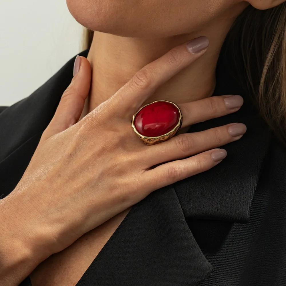 Retro Exaggerated Oval Red Resin Imitation Gemstone Metal Hammered Wide Face Ring for Women Charm Finger Jewelry Accessories