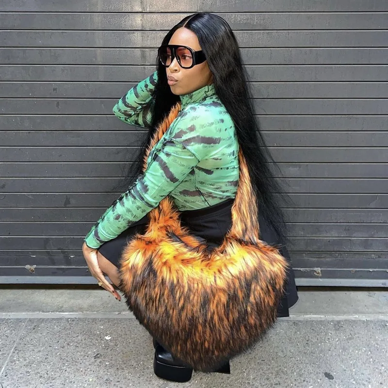 

New Faux Fur Women Handbags Cute Plush Ladies Heart Shaped Shoulder Bag Cute Female Clutch Purse Love Handbags Messenger Bag