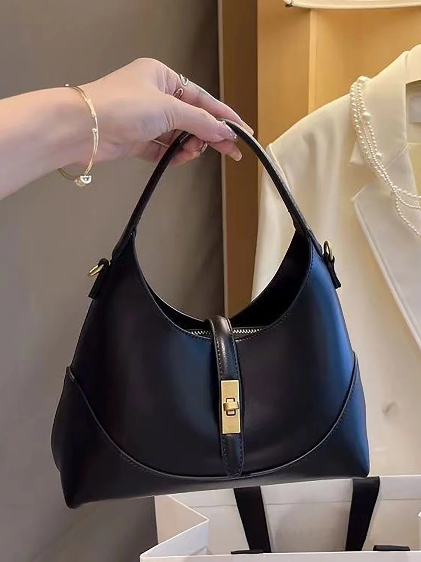 حقيبة زلابية مصممة خصيصًا بألوان متباينة، وهي حقيب...