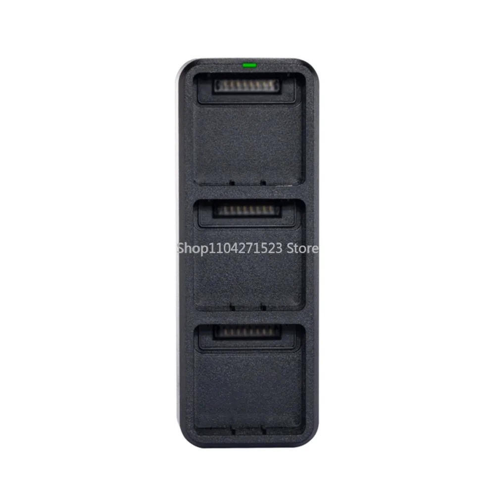 Chargeur Hub Batterie Mavic 3 Pro 100W ouvert avec trois batteries prêtes à être chargées rapidement