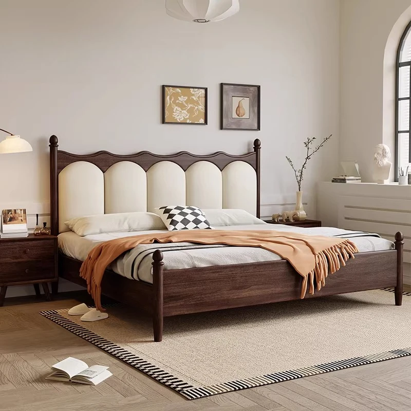 Lit double en bois massif avec dossier souple, table de chevet avec tiroirs, ensemble de meubles de chambre à coucher, ensemble complet 1 Lit double en bois massif avec dossier souple, table de chevet avec tiroirs, ensemble de meubles de chambre à coucher, ensemble complet 1