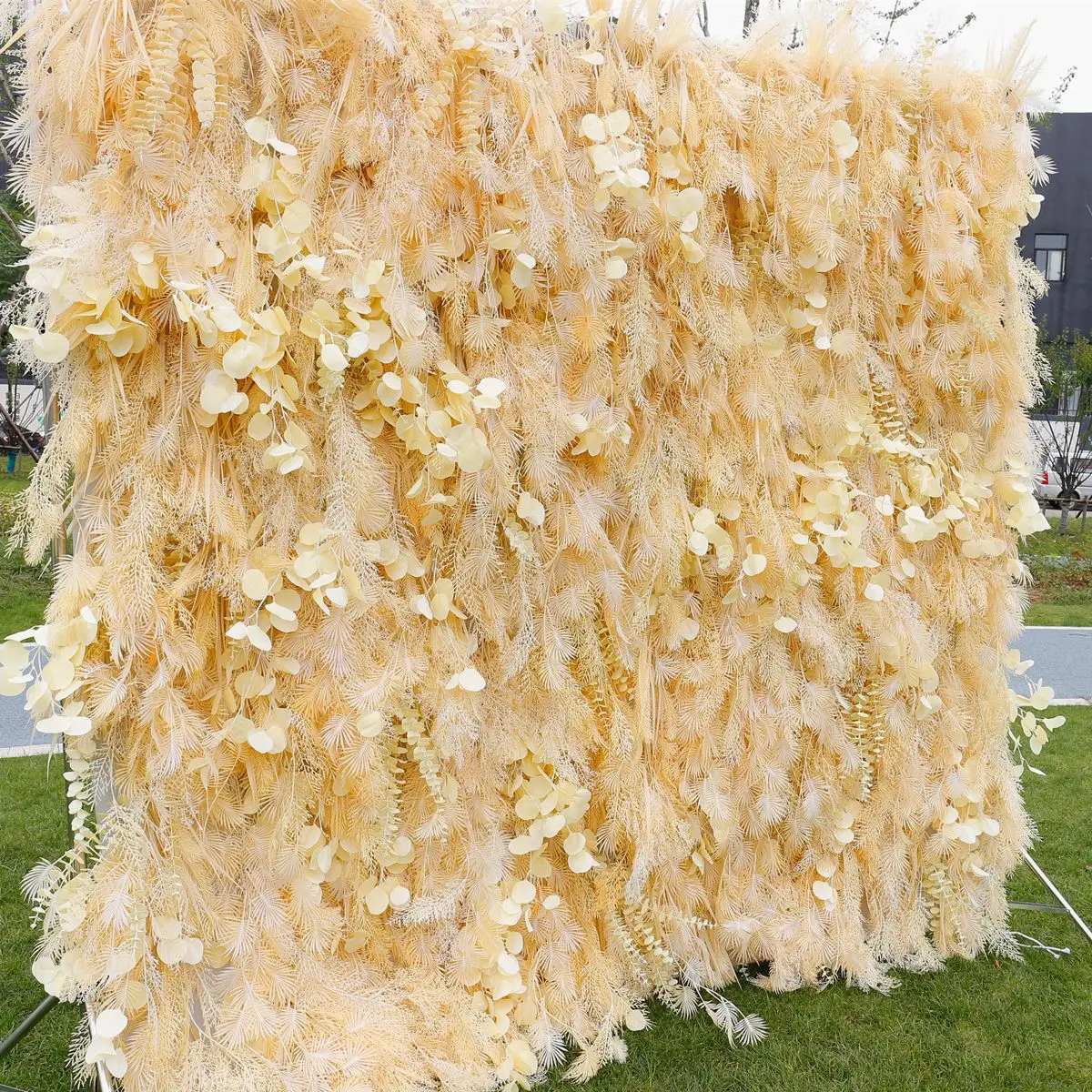 Panno di piume bianche di lusso, tessuto di erba di pampa, arrotolabile, canna, tenda di erba di pampa, parete floreale, sfondo di nozze, evento di festa