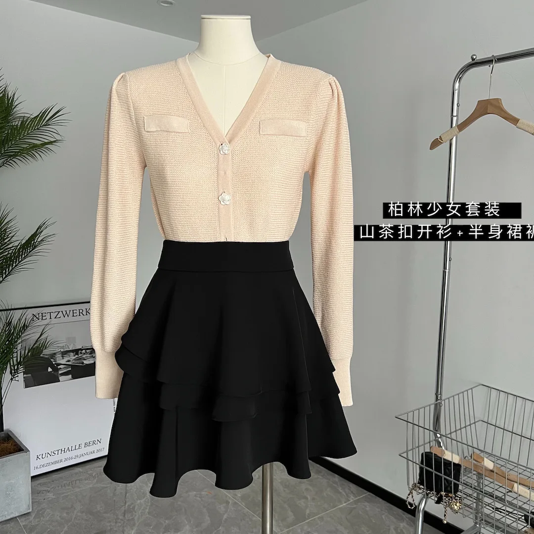 

Женский трикотажный комплект из юбки и топа с длинным рукавом