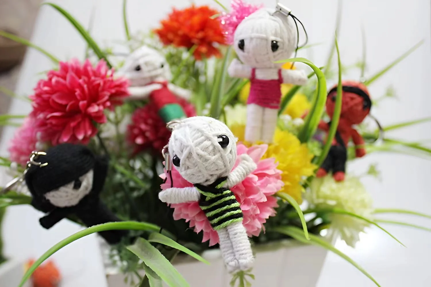100pcs revenge voodoo game keychain, lucky Halloween luggage bag, gift accessories mini gift, stuffed toy Thai curse doll