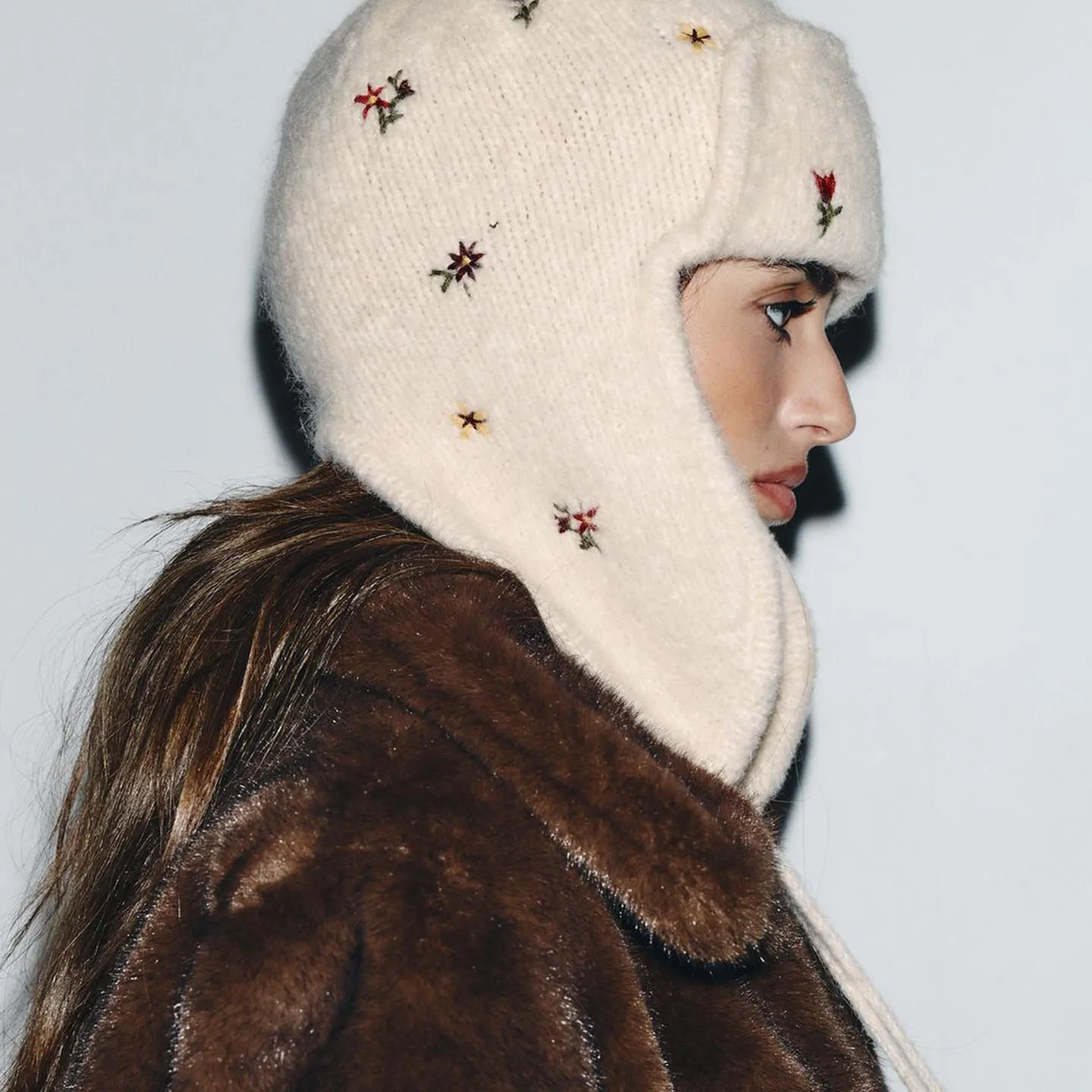 Faionable Knitted Hat with Embroidery for Women Commute Versatile All Weather Sli Cap Fall Season New Arrival