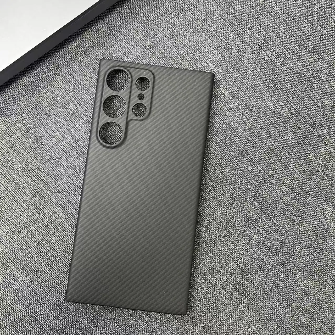 AKATIP Aramid Fiber Carbon Finish Magnetic Luxurious Shockproof Case