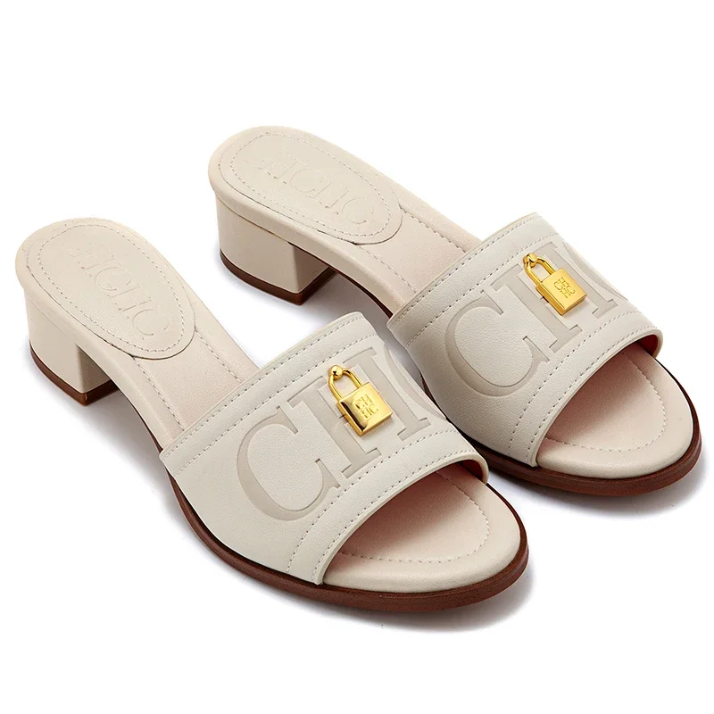 شباشب نسائية ذات كعب منخفض بتصميم أنيق بطباعة حرف...