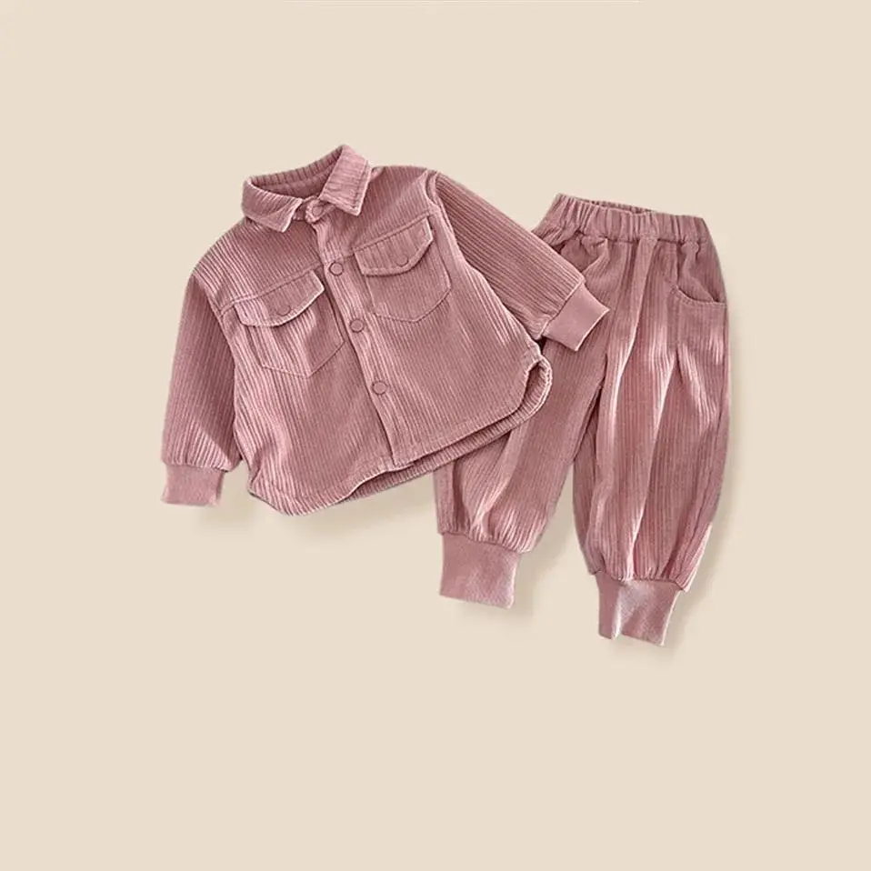 

Детский вельветовый комплект из двух предметов, однотонная розовая рубашка с длинным рукавом и воротником с лацканами и эластичные брюки в стиле унисекс на весну и осень