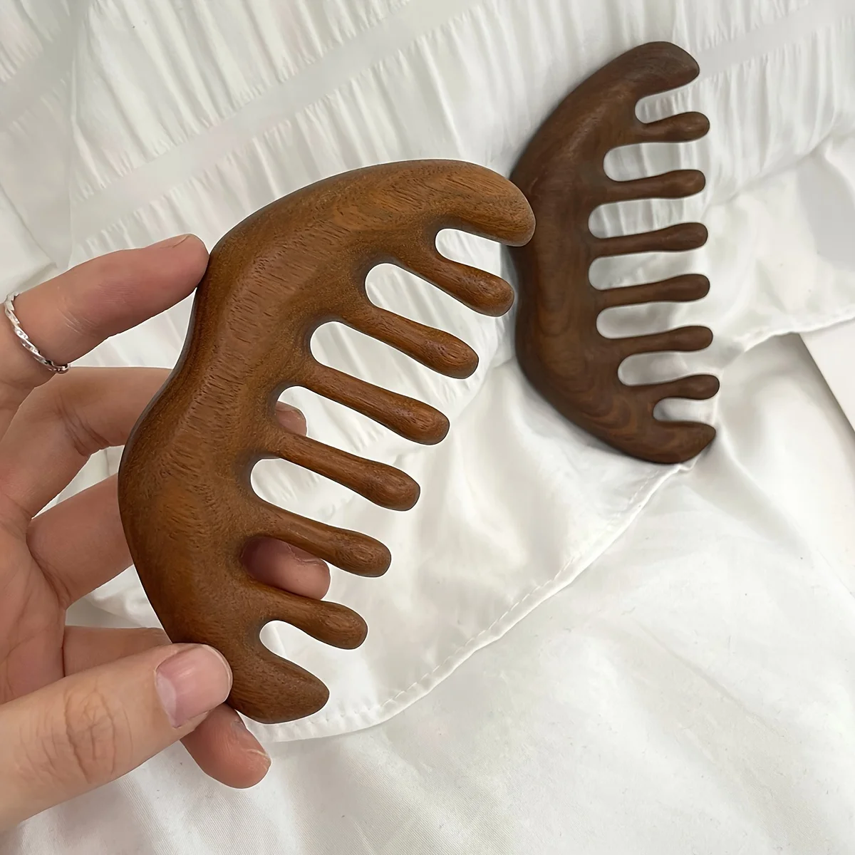 S51492fc16d084ee79adff5390af04a5bg.jpg 1Pc Natural Sandalwood Comb Wide Tooth Hair Comb Scraping Comb Scalp Massage Hair Comb Anti-static Hair Comb Suitable for All Hair Types - Image 1