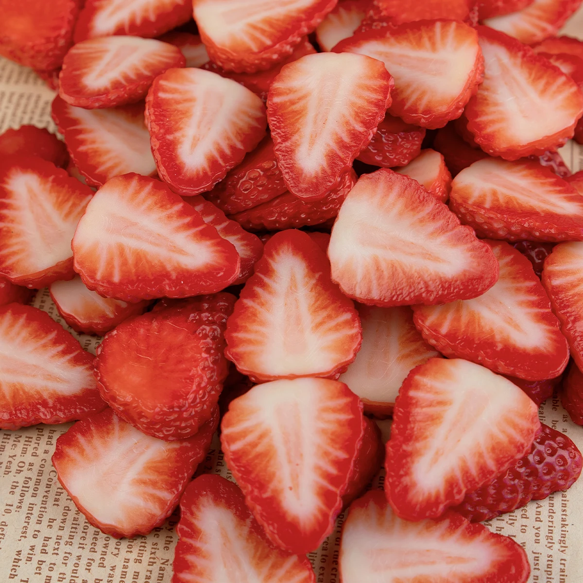 Artificial Strawberry Slices PVC Strawberry Slice Prop Fake Fruit Kid's Toys Lifelike Fake Fruit Display Table Decoration