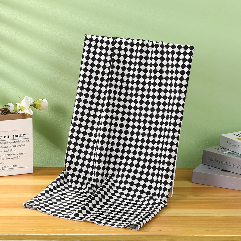 Una Canasta Con Una Tela A Cuadros Roja Y Blanca En La Que Dice Pan | Foto Premium