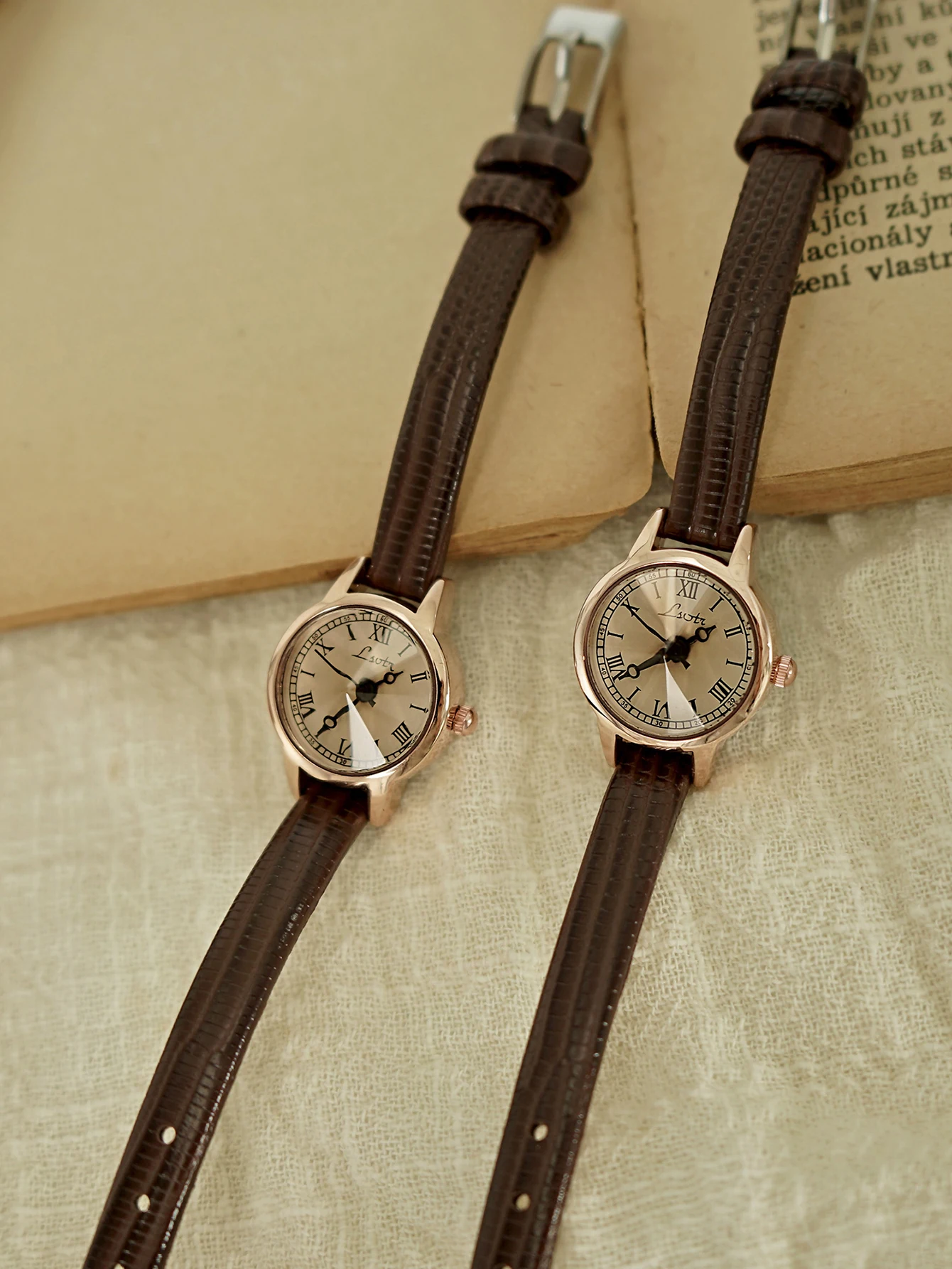 1 Piece of Retro Casual and Elegant Women's Coffee Brown Belt Watch Fashionable Small and Exquisite Round Small Dial Rhinestone Decoration Preppy Style Suitable for Daily Wear Dinner and Other Occasions Decorative Wrists 4