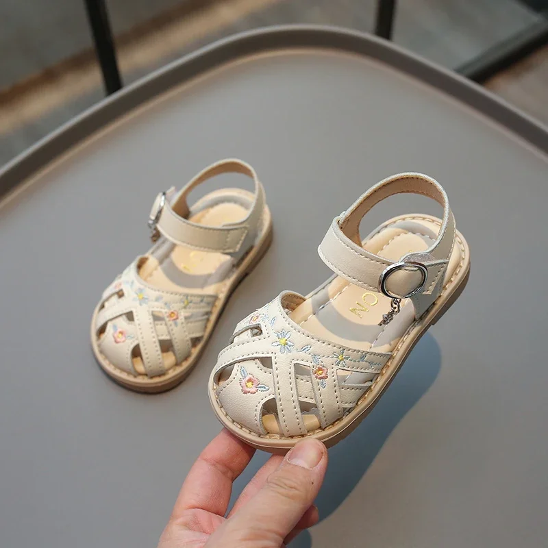 Children's Summer Sandals New Girls Princess Embroidery Flowers Flats Shoes Fashion Kids Causal Walking Beach Sandals Cut-outs