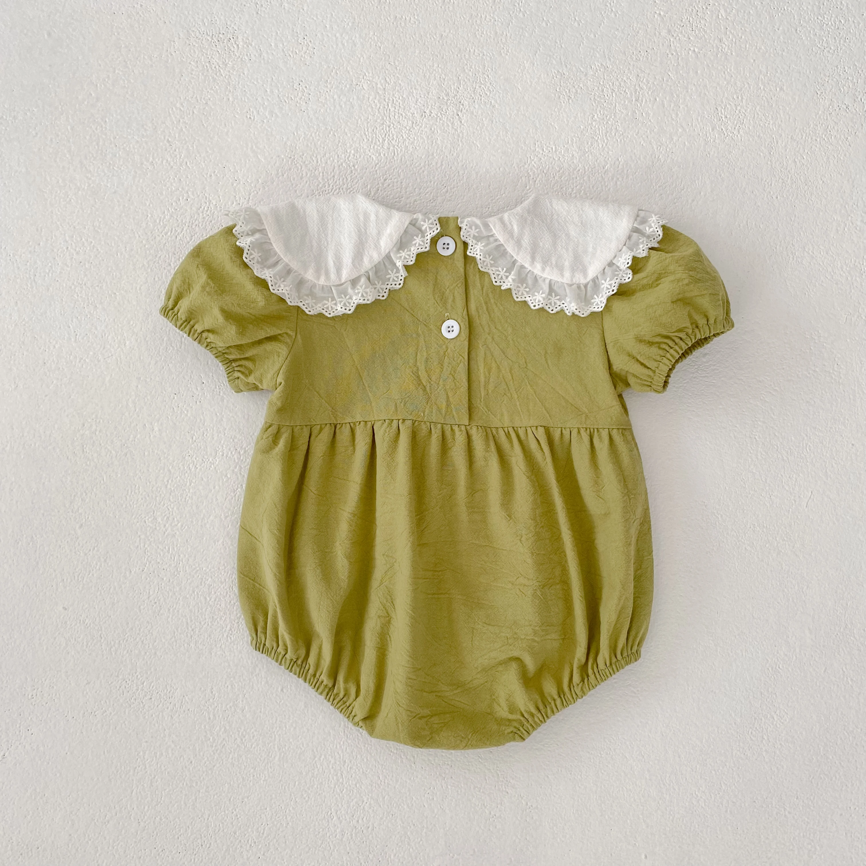 Ropa infantil con bordado floral Un Barquito