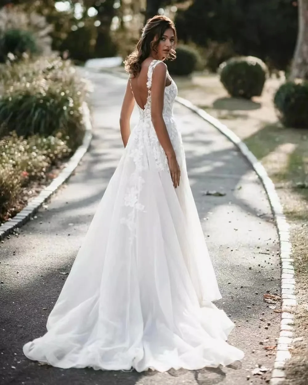 Spaghetti Straps Simple Sweep Train Sleeveless Sweetheart Open Back Tulle Lace Wedding Dress Bridal Wedding Gown Robes de mariée casual wedding dresses